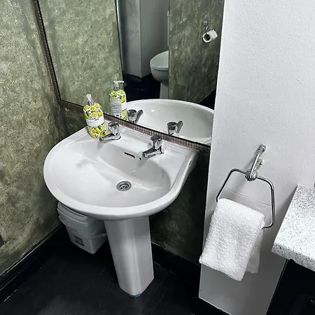 Superb Location 3 Min To Rds, Aviva, D4 2 Bed Apartment *
