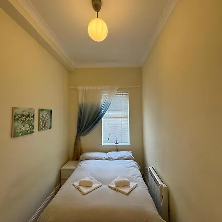 Superb Location 3 Min To Rds, Aviva, D4 2 Bed Apartment *
