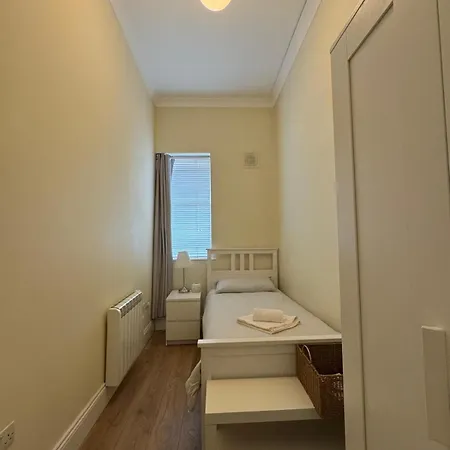 Apartment Superb Location 3 Min To Rds, Aviva, D4 2 Bed *